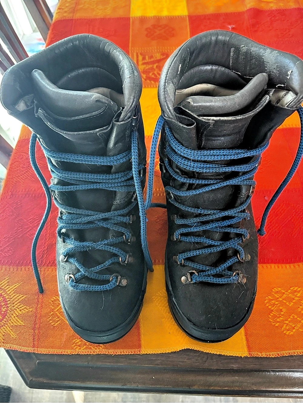 Vintage Montrail Moraine heavy leather, hiking and mountaineering boot, s. 9.5